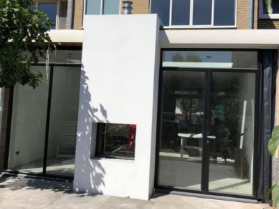 Moderne aanbouw met glazen pui